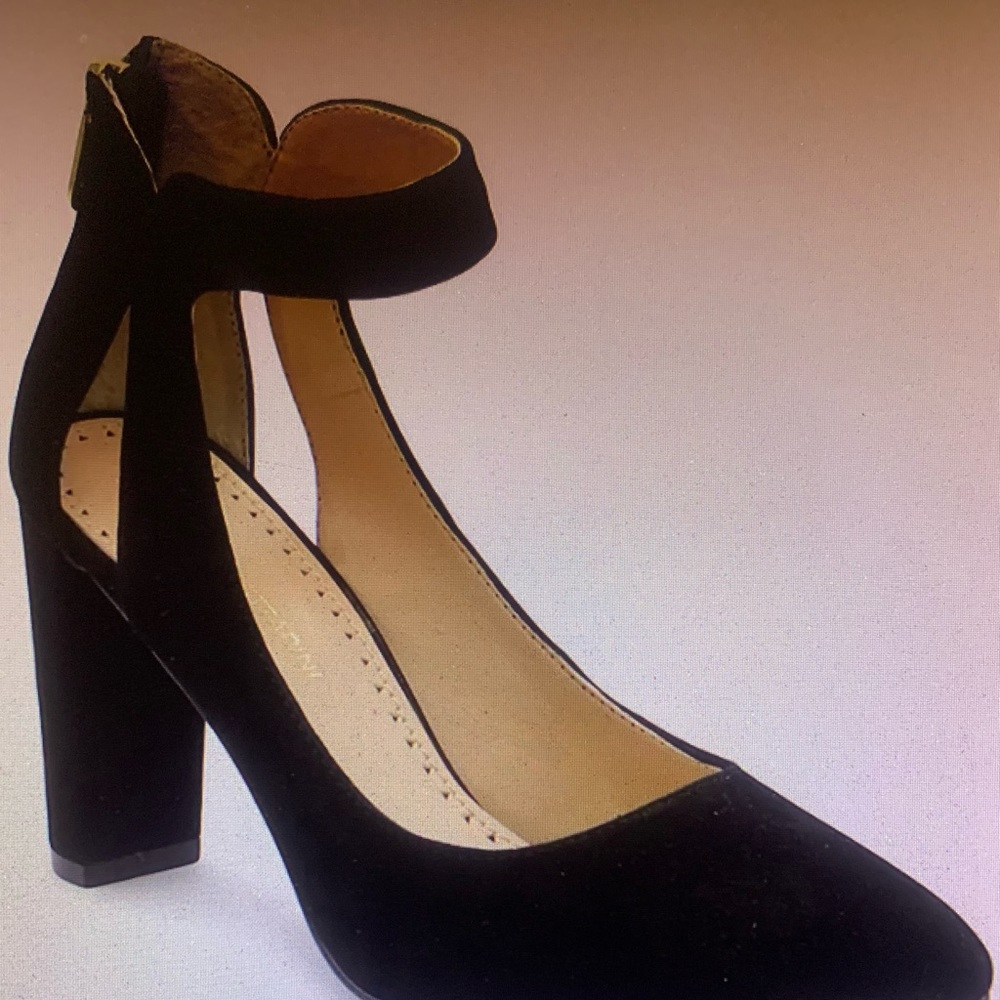 Exclusive Women’s 8m Adrienne Vittadini Nieves Ankle Strap Black Pumps